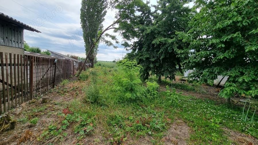 Teren de 2700 mp, în Românești