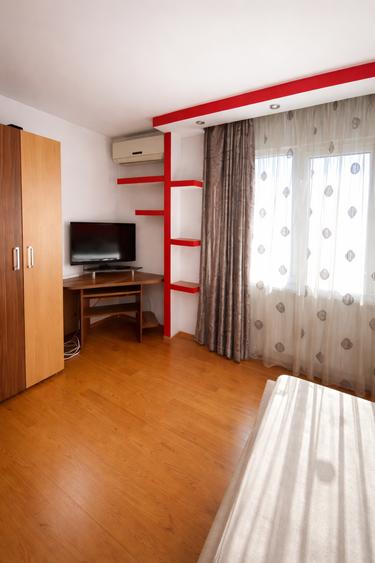 Apartament cu 2 camere semidecomandat, mobilat în Podu Roș