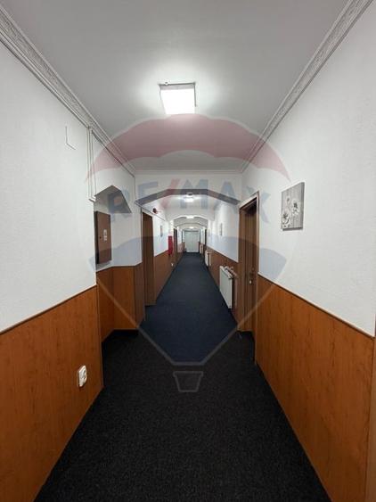Birou, de 1,440 mp, în Central