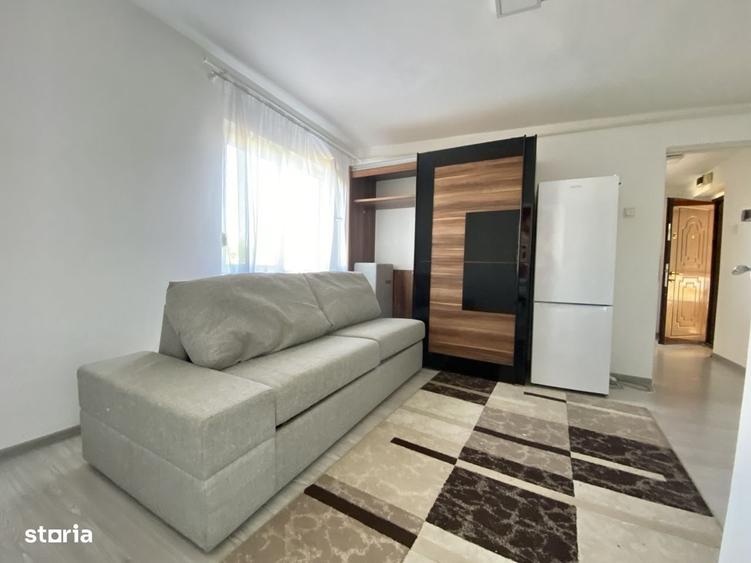 Apartament cu 3 camere semidecomandat în Ciupercenii Noi