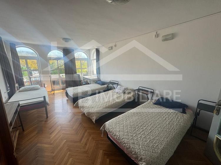 Casă cu 12 camere cu Canalizare în Corunca