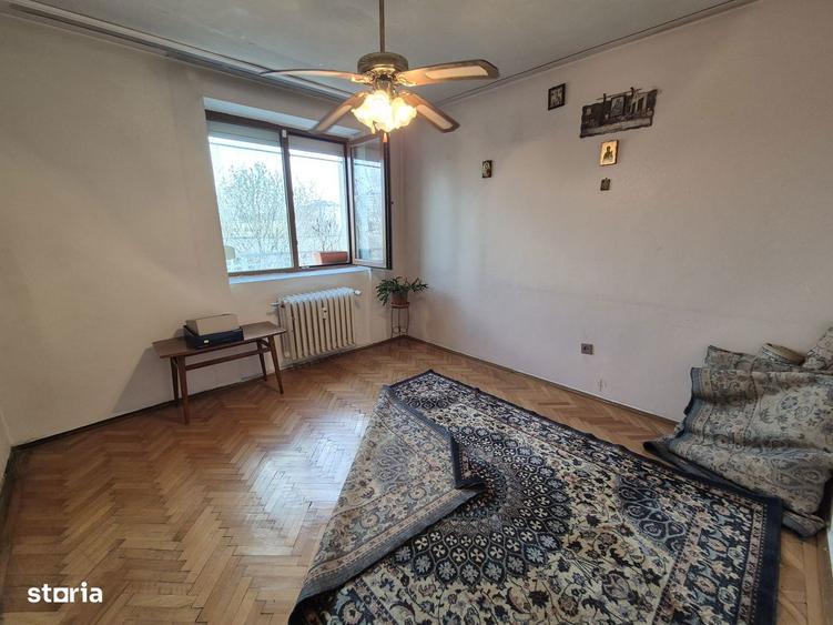 Apartament cu 3 camere semidecomandat în Ștefan cel Mare