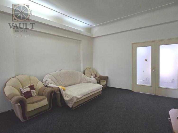Apartament cu 4 camere semidecomandat, mobilat în P-ța Victoriei