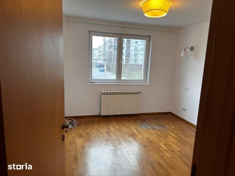 Casă cu 6 camere cu Teren 310 Mp în Apărătorii Patriei