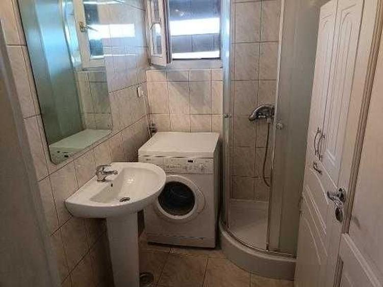 Apartament cu 3 camere decomandat în Petros