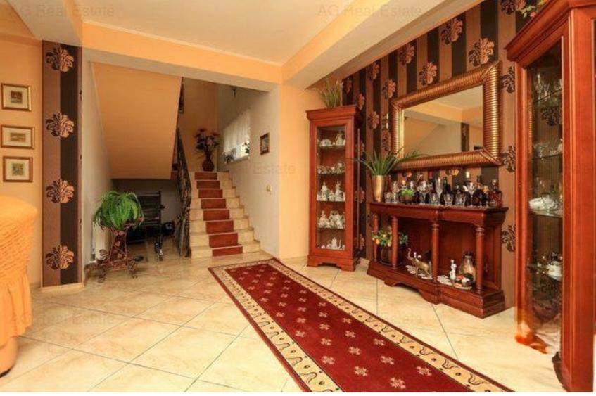 Casă cu 7 camere cu Teren 970 Mp în 1 Decembrie