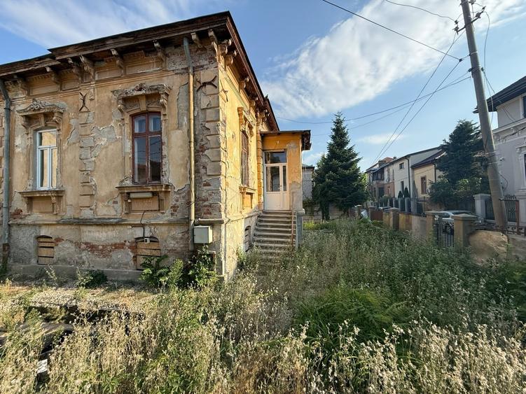 Casă cu 5 camere cu Teren 400 Mp în Unirii