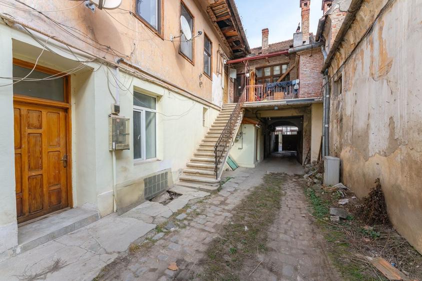 Casă individuală cu 16 camere cu Canalizare în Brașovul Vechi