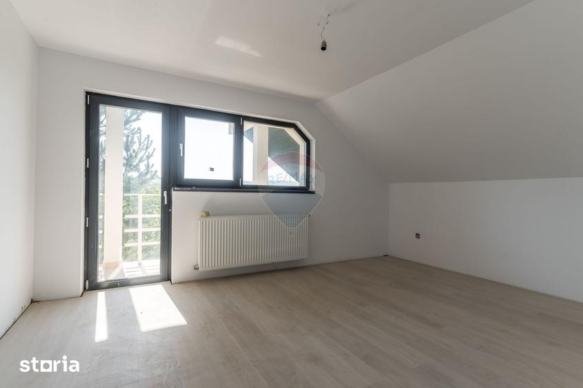 Casă cu 5 camere cu Teren 1000 Mp în Bârnova