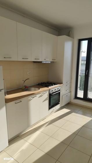 Apartament cu 4 camere semidecomandat în Băneasa