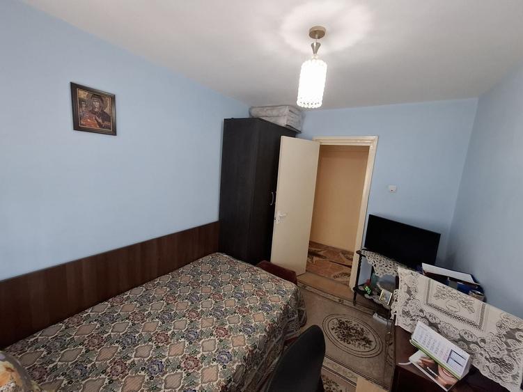 Apartament cu 3 camere semidecomandat, mobilat în Casa de Cultură