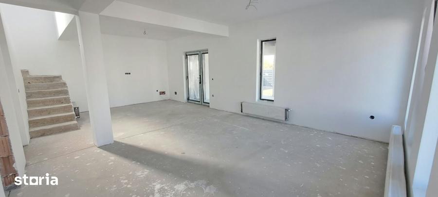 Casă cu 4 camere cu Teren 484 Mp în Joița