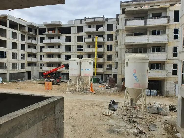 Apartament cu 5 camere semidecomandat în Titan