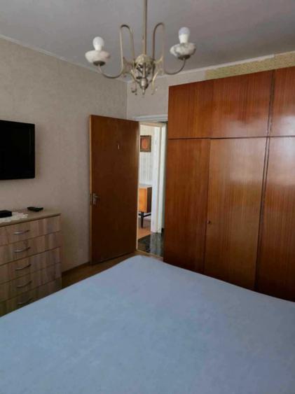 Apartament cu 3 camere semidecomandat în Centrul Civic