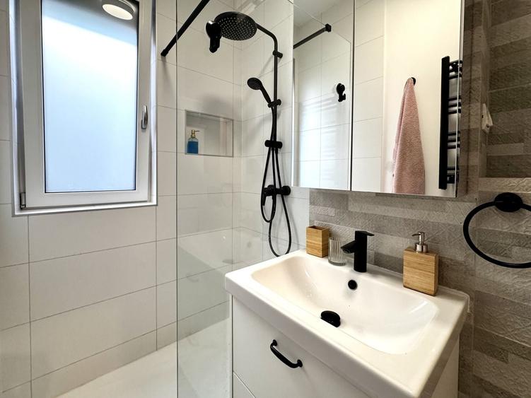 Apartament cu 2 camere semidecomandat, mobilat în Buziașului