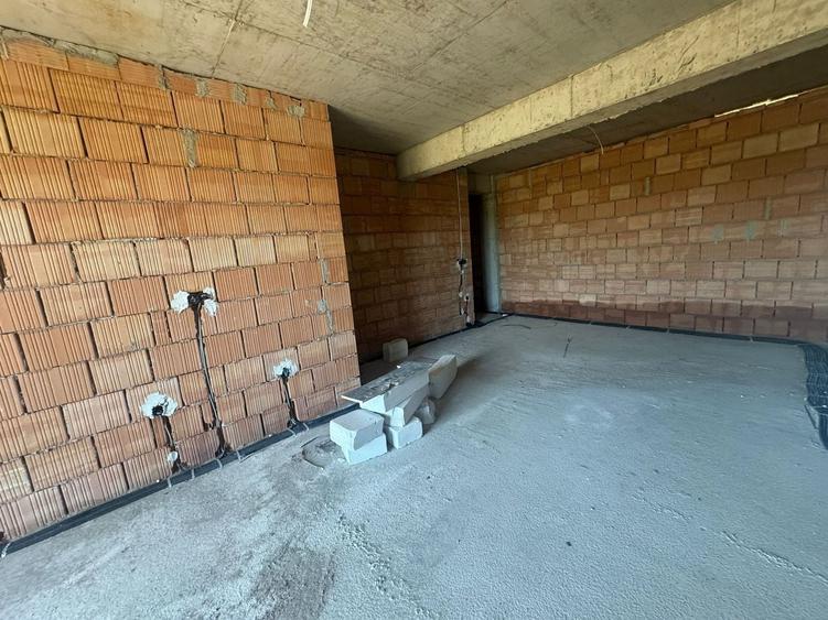 Apartament cu 3 camere semidecomandat în Șelimbăr