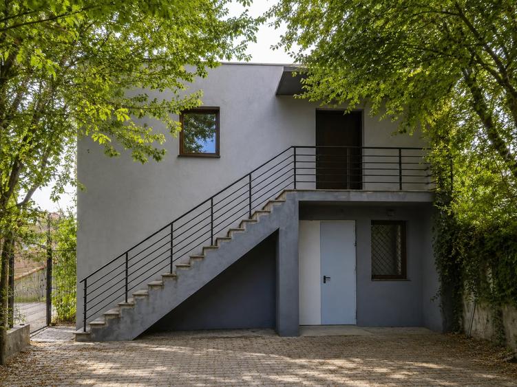 Casă individuală cu 6 camere cu Teren 514 Mp în Central