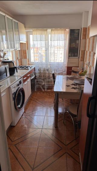 Apartament cu 3 camere semidecomandat, mobilat în 13 Septembrie