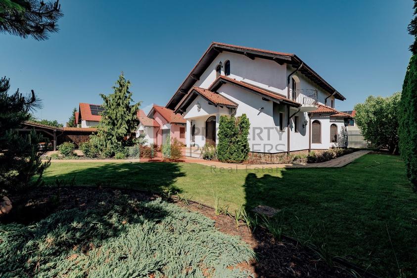 Casă individuală cu 7 camere cu Canalizare în Ghimbav Livadă