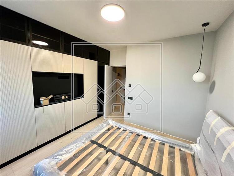 Penthouse cu 3 camere decomandat în Exterior Vest