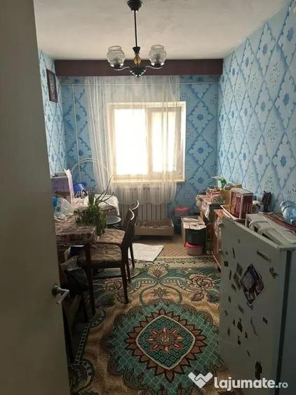 Apartament cu 4 camere decomandat în Peco