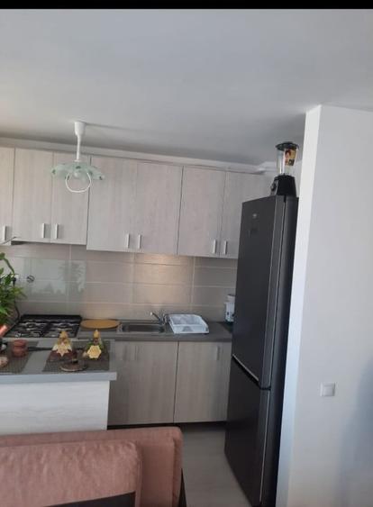 Apartament cu 3 camere semidecomandat, mobilat în Florești — fotografia 1