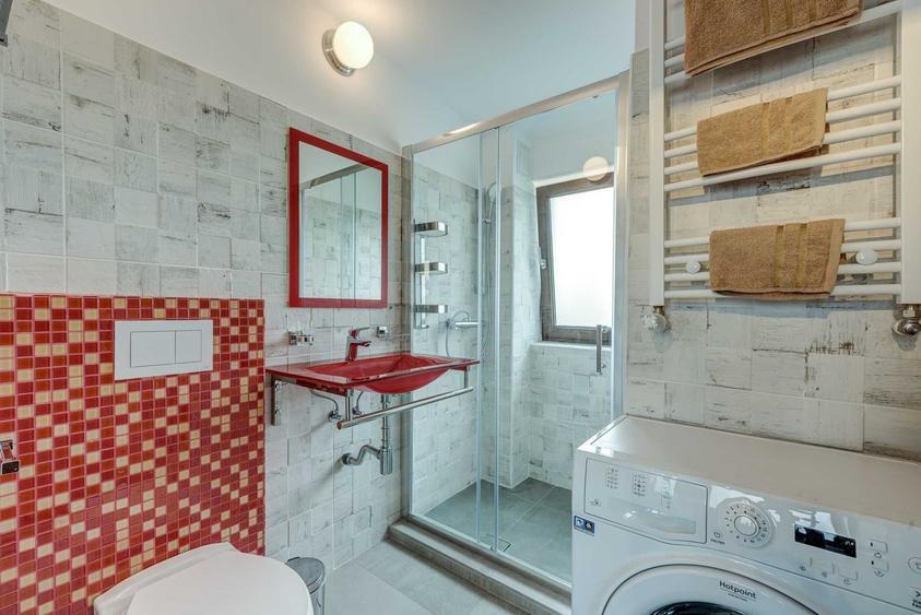 Apartament cu 3 camere semidecomandat, mobilat în P-ța Romană