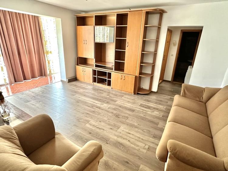 Apartament cu 3 camere semidecomandat, mobilat în Cetate
