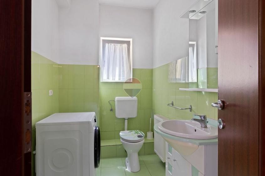 Apartament cu 3 camere decomandat, mobilat în Intim
