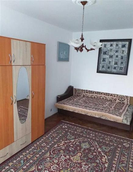 Apartament cu 2 camere semidecomandat în Podu Roș