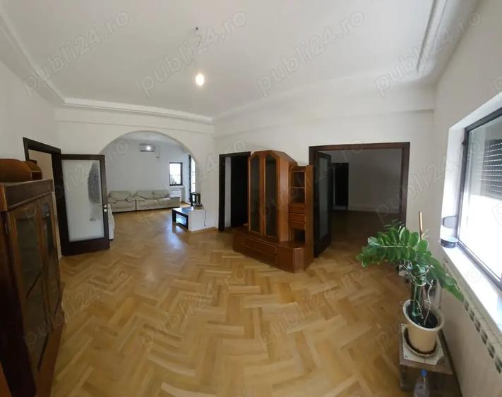 Apartament cu 4 camere în Moșilor
