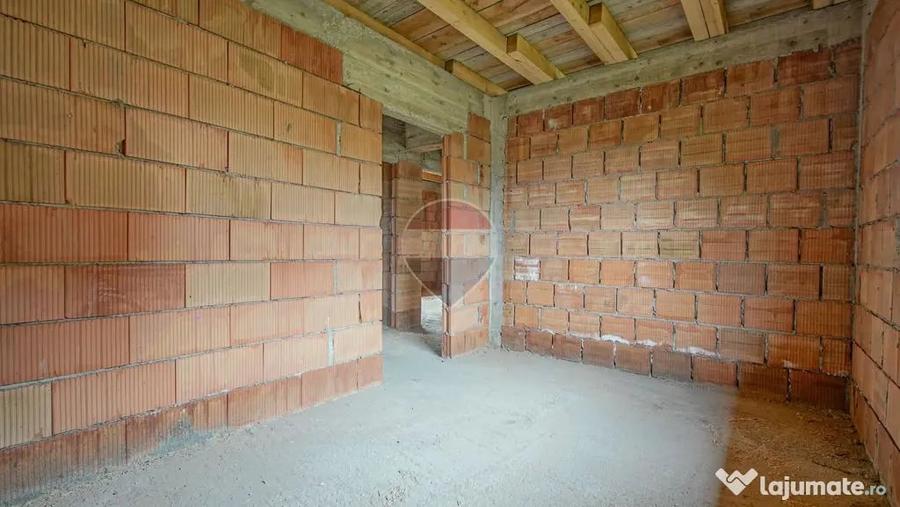 Casă cu 4 camere cu Teren 365 Mp în Hălchiu