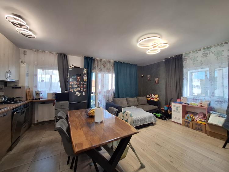 Apartament cu 3 camere semidecomandat, mobilat în Florești
