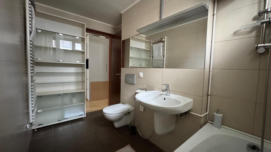 Apartament cu 3 camere decomandat, mobilat în Sisești