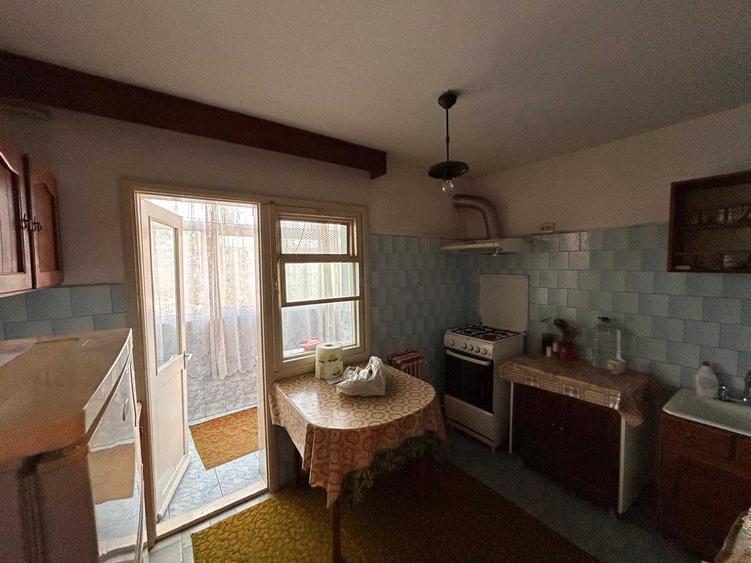 Apartament cu 3 camere decomandat în Rovine