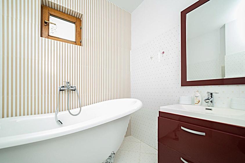 Casă cu 12 camere cu Canalizare în Central