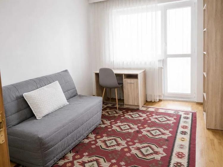 Apartament cu 3 camere semidecomandat, mobilat în P-ța Romană