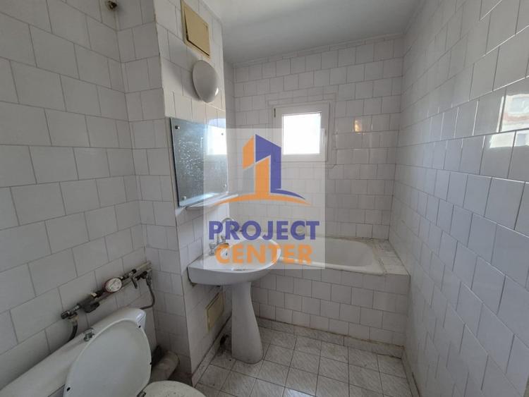 Apartament cu 3 camere decomandat în Costești