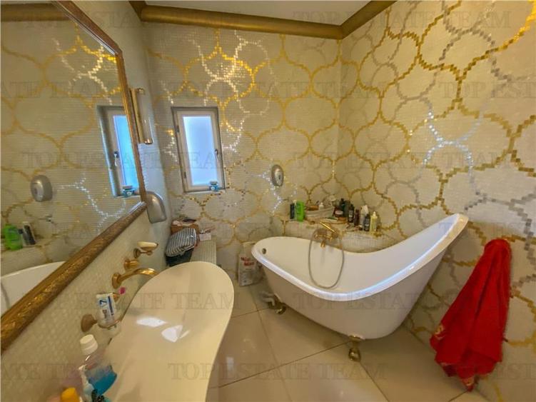Casă individuală cu 20 camere cu Canalizare în Central