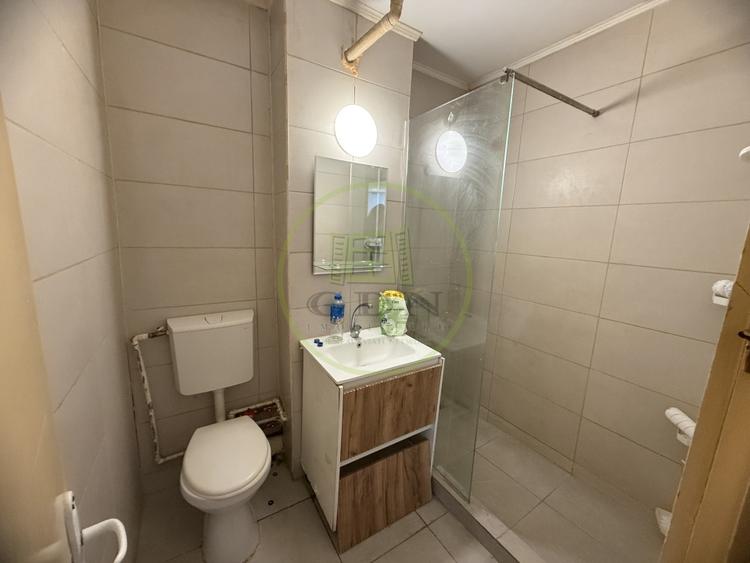 Apartament cu 4 camere semidecomandat în Calea București