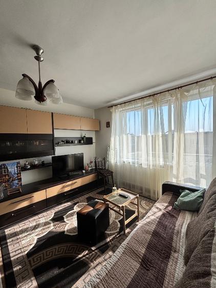 Apartament cu 3 camere semidecomandat în Tractorul