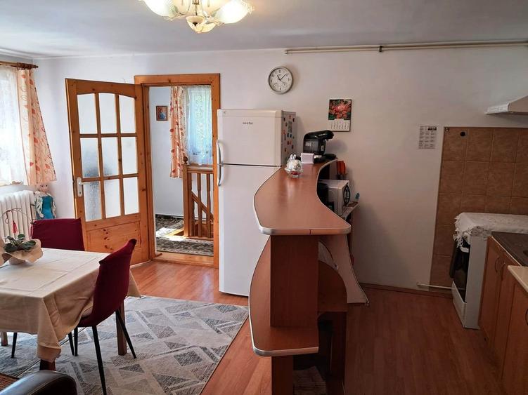 Apartament cu 3 camere semidecomandat, mobilat în Sub Arini