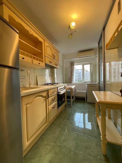 Apartament cu 3 camere decomandat, mobilat în Tineretului