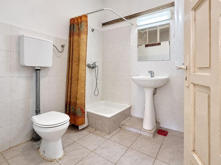 Casă individuală cu 3 camere cu Canalizare în Central