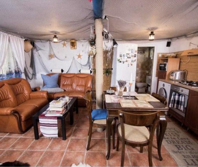 Casă cu 5 camere cu Teren 1424 Mp în Jurilovca