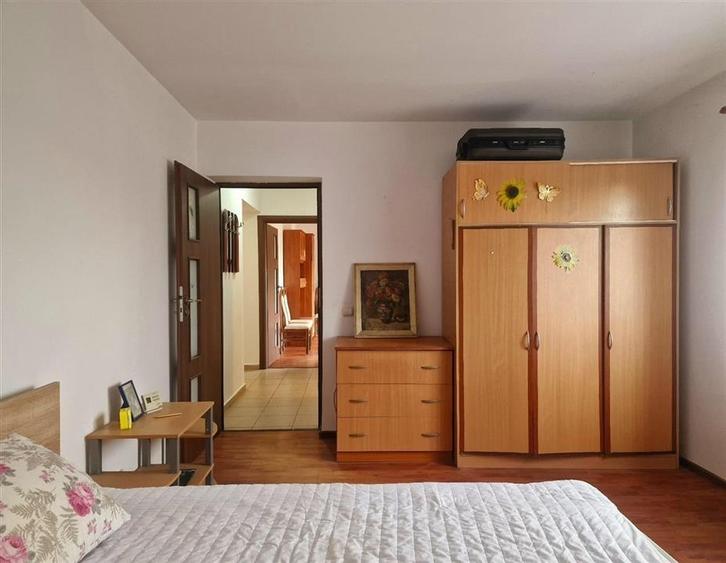 Apartament cu 3 camere decomandat, mobilat în Prelungirea Ghencea