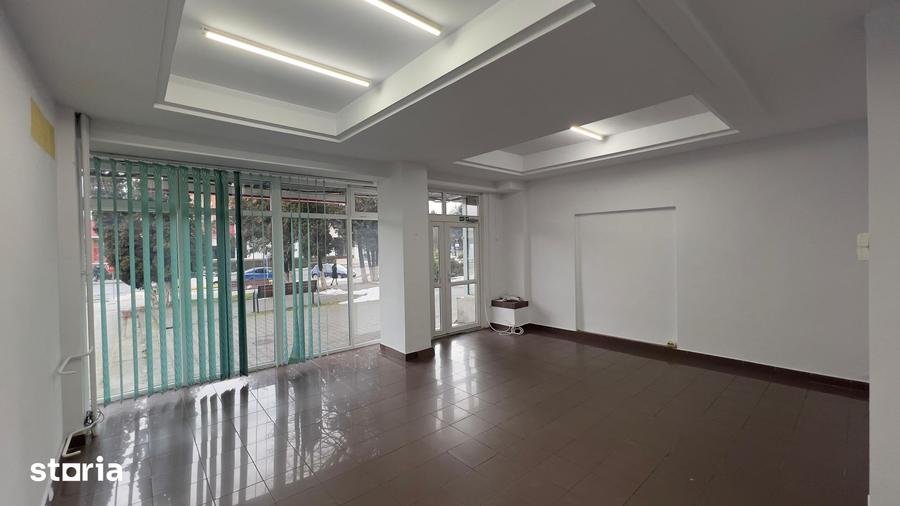 Spațiu comercial, de 55 mp, în Petros