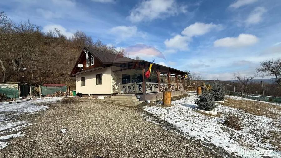 Casă cu 4 camere cu Teren 2700 Mp în Coțofănești