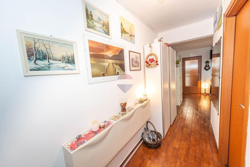 Apartament cu 3 camere semidecomandat, mobilat în Titan