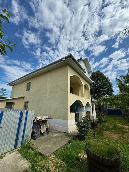 Casă individuală cu 5 camere cu Teren 900 Mp în Berești